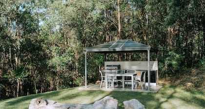 Peaceful Hilltop Cabin with Outdoor Bathtub and Wildlife Views Near Springbrook, Mudgeeraba, Queensland