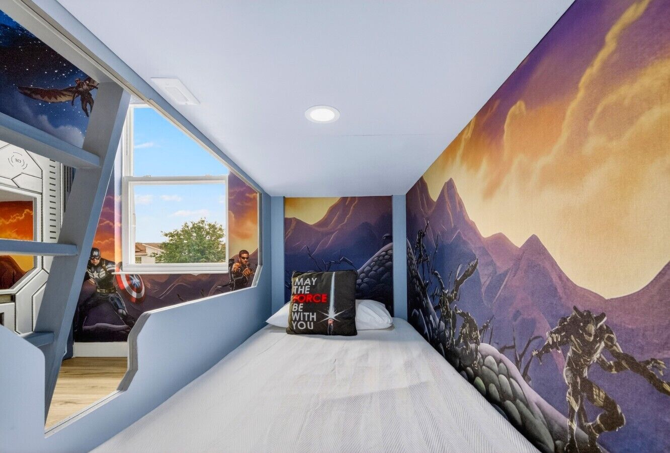9 Schlafzimmer, Schreibtisch, Bügeleisen/Bügelbrett, Reisekinderbett