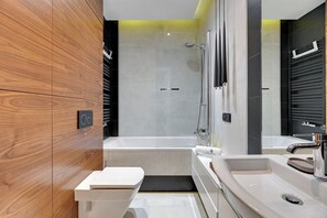 Departamento Deluxe, balcón, vista al patio | Baño