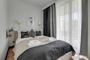 Apartamento luxo, sacada, vista para o pátio | Ferros/tábuas de passar roupa, Wi-Fi de cortesia