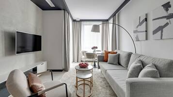 Apartamento luxo, sacada, vista para o pátio | Área de estar