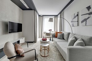 Apartamento luxo, sacada, vista para o pátio | Área de estar | TV de tela plana 40 polegadas com canais a cabo