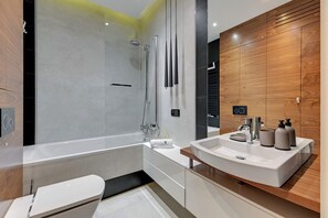 Apartamento luxo, sacada, vista para o pátio | Banheiro