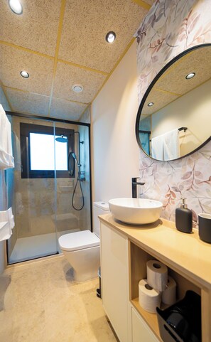Shower, rainfall showerhead, hair dryer, towels - 1respiro SY (Serra)