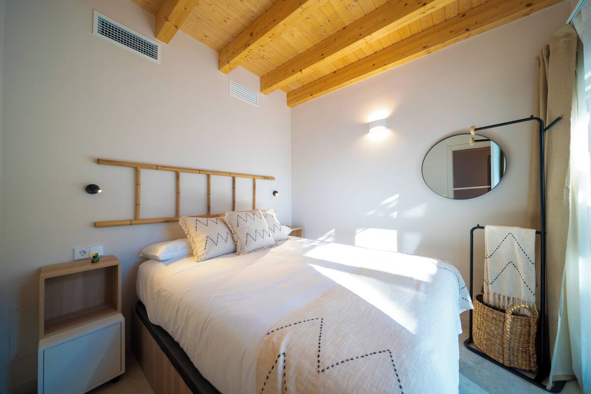 Cortinas blackout, insonorización, wifi gratis y ropa de cama