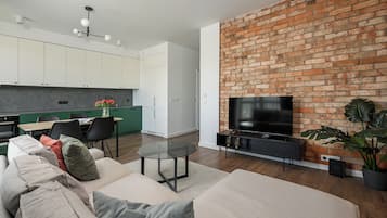 Apartamento família, sacada, vista para o pátio | Área de estar