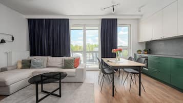 Apartamento família, sacada, vista para o pátio | Área de estar