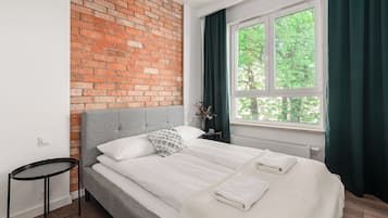 Apartamento família, sacada, vista para o pátio | Ferros/tábuas de passar roupa, Wi-Fi de cortesia