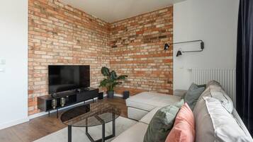 Apartamento família, sacada, vista para o pátio | Área de estar