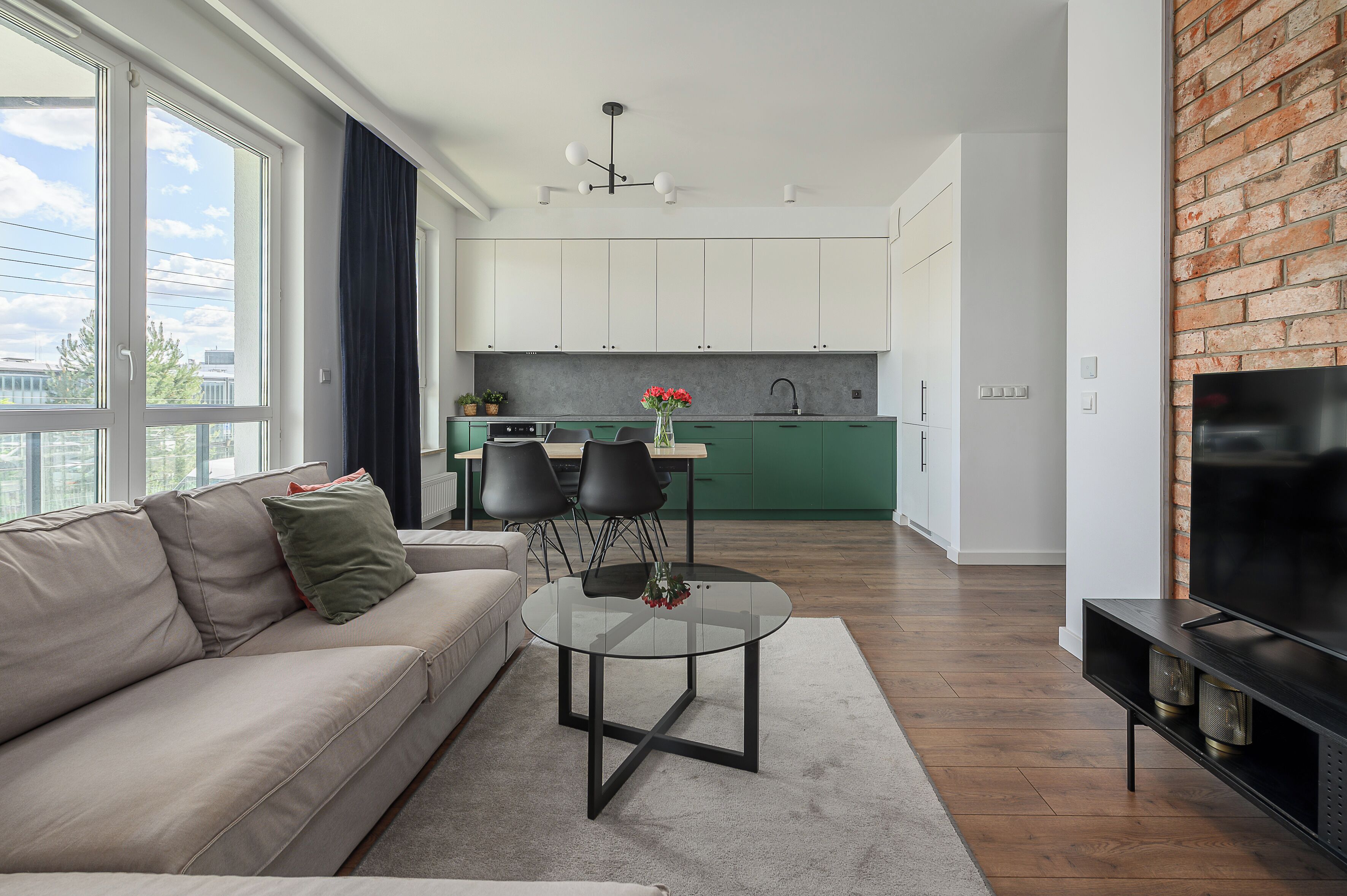 Un salon moderne avec un canapé, une table basse et un meuble pour la télévision.