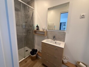 Dusch, handdukar och toalettpapper