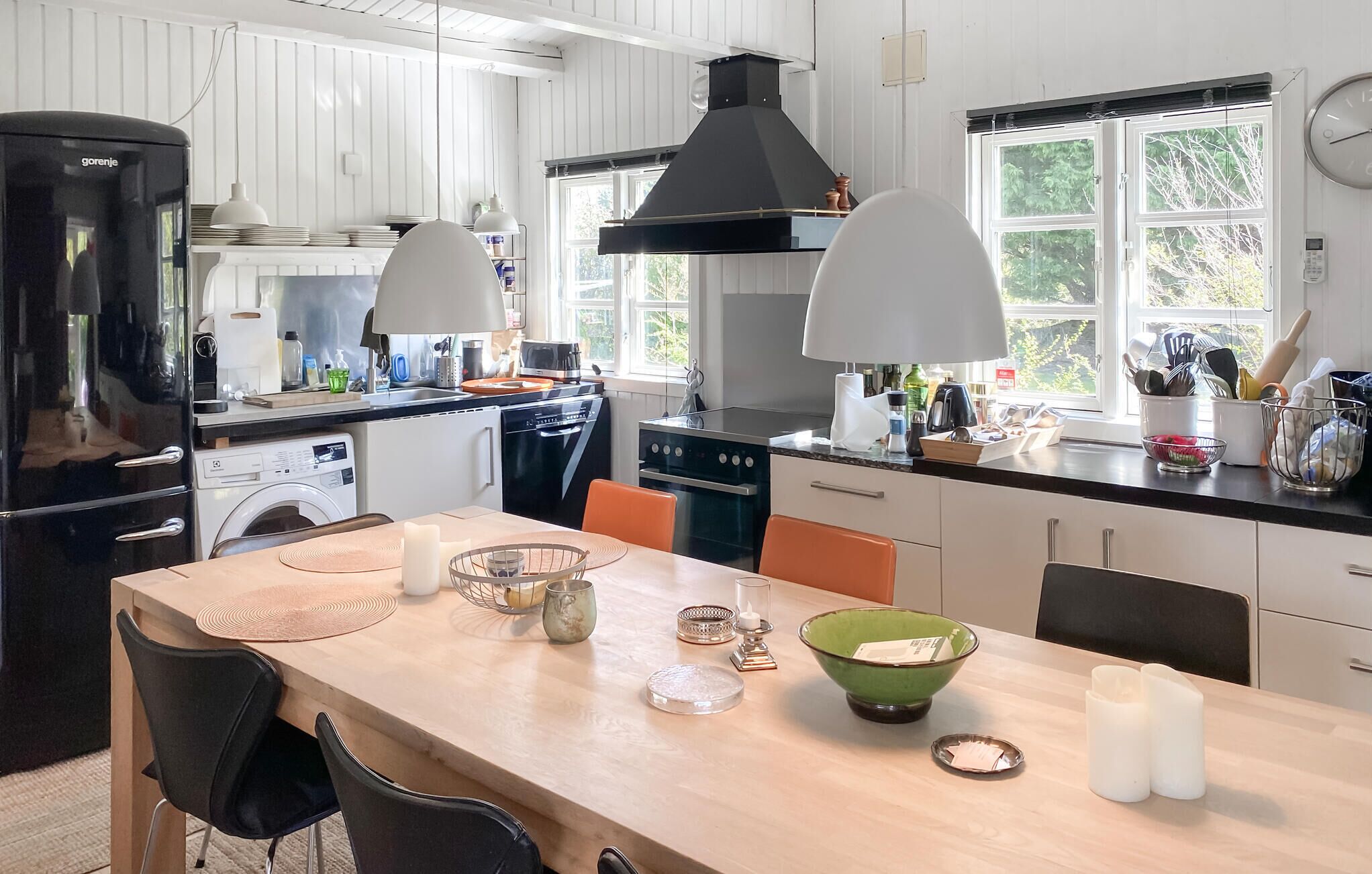Kaffe-/temaskine, køleskab, kogeplade, opvaskemaskine
