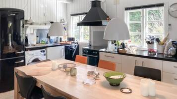Kaffe-/temaskine, køleskab, kogeplade, opvaskemaskine