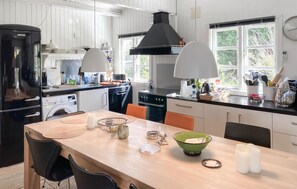 Køleskab, kogeplade, opvaskemaskine, kaffe-/temaskine