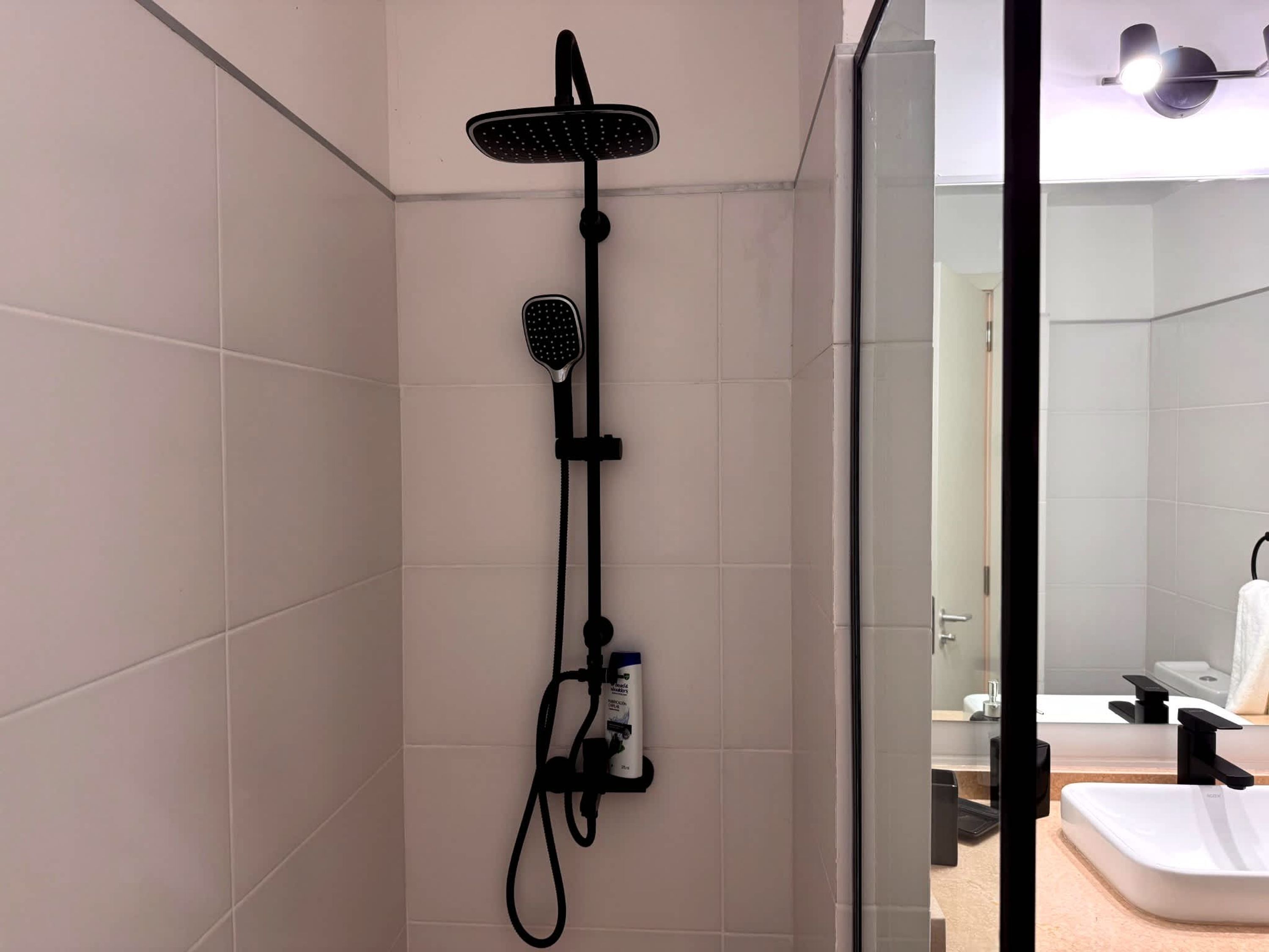Un baño moderno con ducha, inodoro y lavabo.