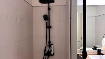 Un baño moderno con ducha, inodoro y lavabo.