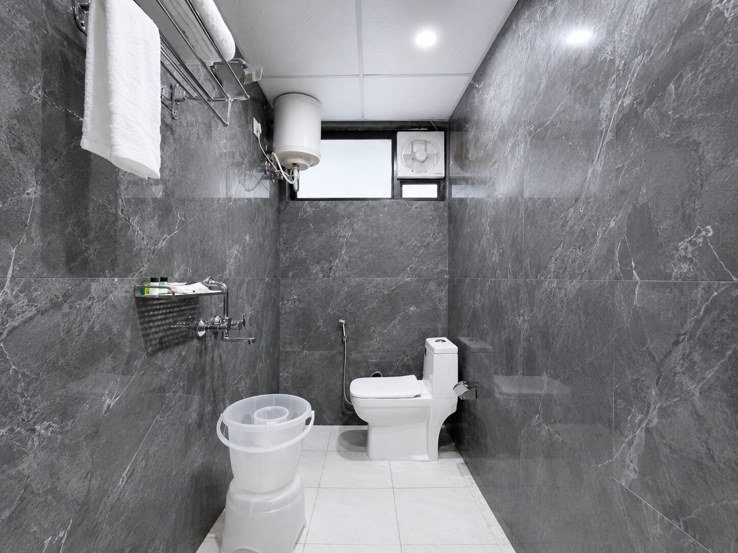 Chambre Triple Deluxe | Salle de bain | Douche, serviettes fournies, savon, shampoing