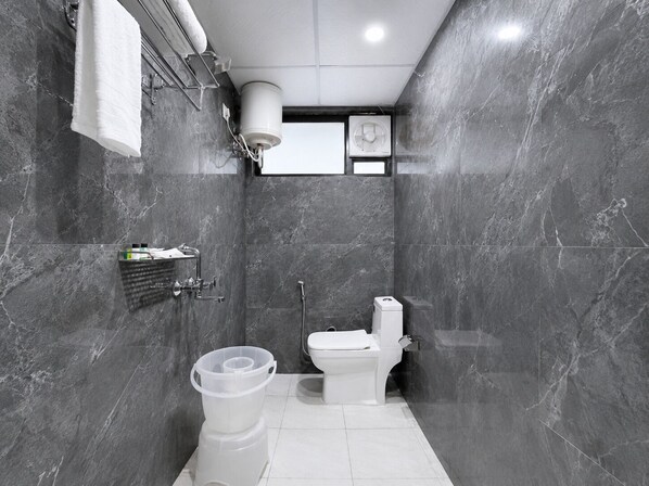 Deluxe-Dreibettzimmer | Badezimmer | Dusche, Handtücher, Seife, Shampoo