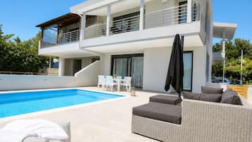 House | 4 bedrooms, desk