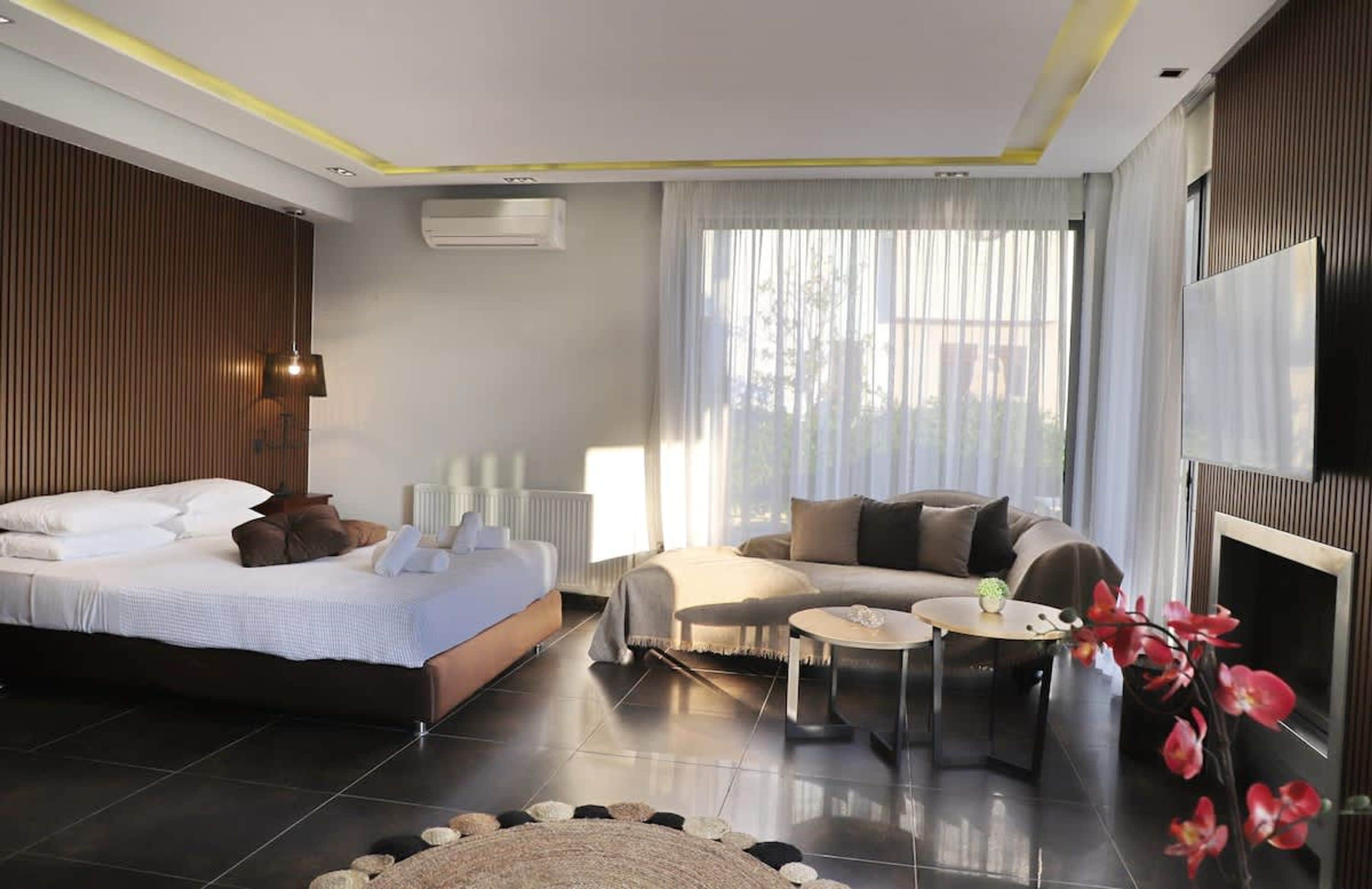4 bedrooms, desk