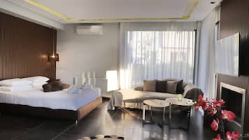 4 bedrooms, desk