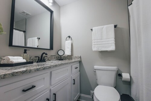 Pines at 5 Corporate Furnished Rentals Suite 214
