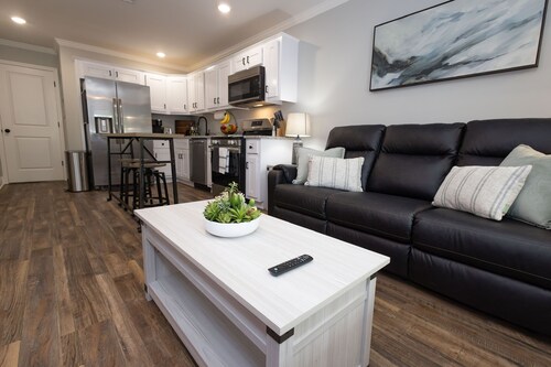Pines at 5 Corporate Furnished Rentals Suite 214