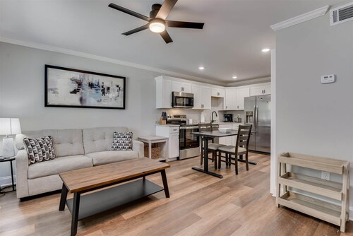Pines at 5 Corporate Furnished Rentals Suite 214