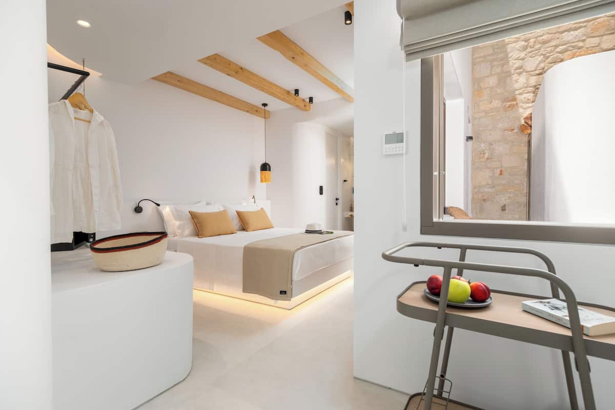 Junior Suite, Pool View with Outdoor Hot Tub | Premium bedding, in-room safe, blackout drapes