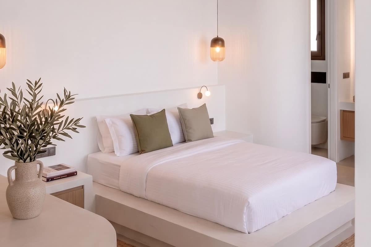 Junior Suite, Pool View with Outdoor Hot Tub | Bộ đồ giường cao cấp, két bảo mật tại phòng, màn/rèm cản sáng