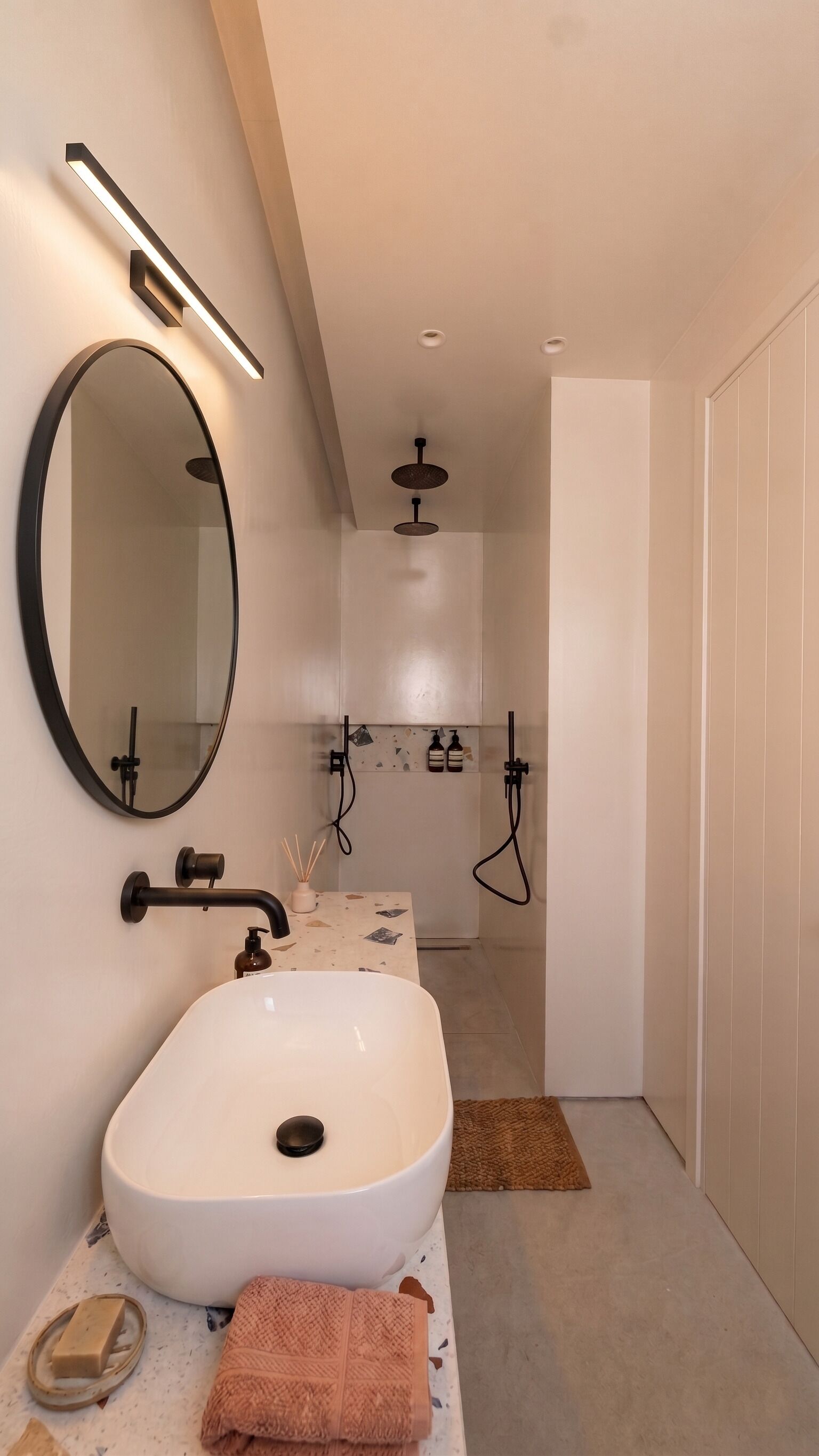 Superior Double Room with Outdoor Hot Tub | Baño | Ducha, artículos de higiene personal ecológicos y secador de pelo