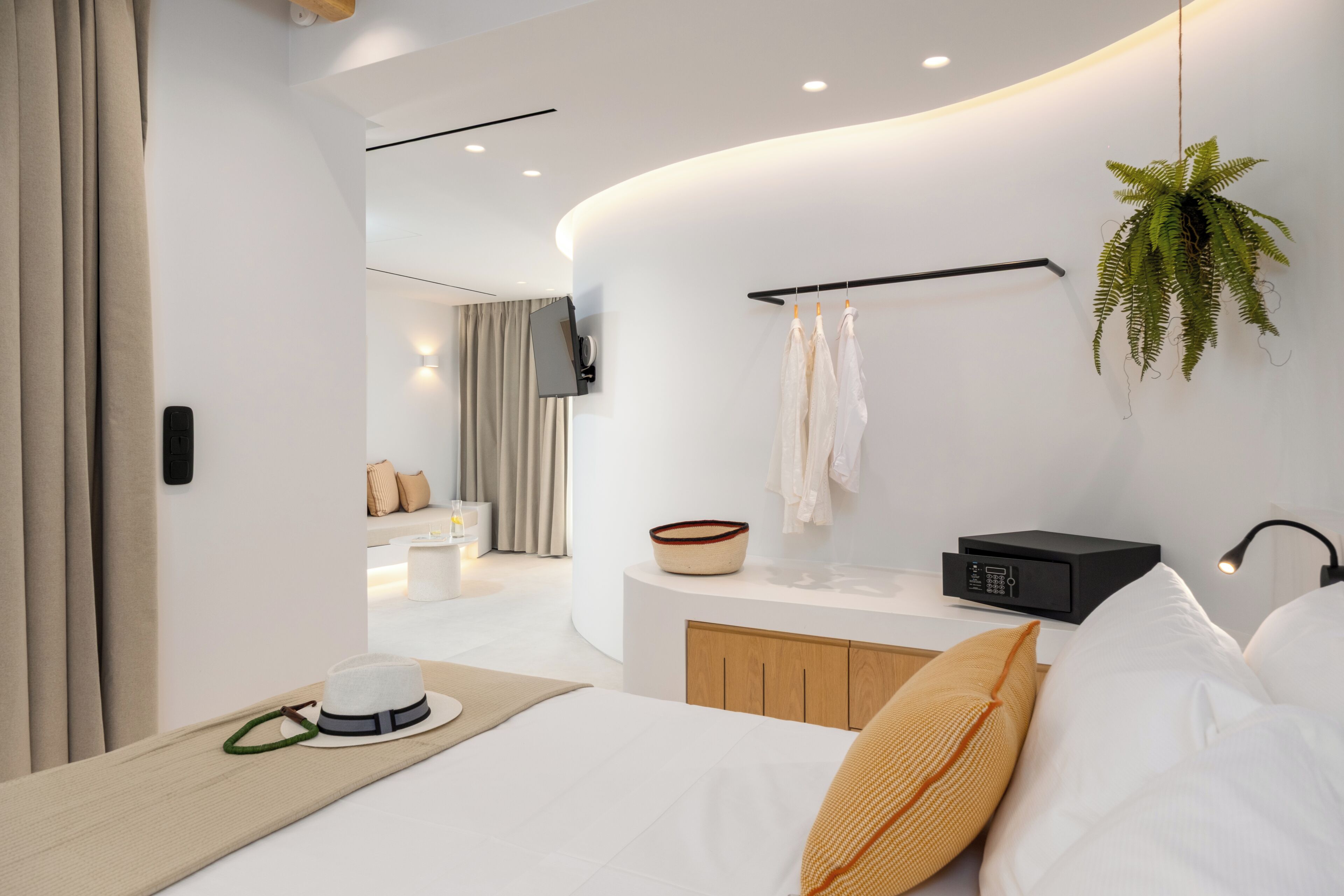 Junior Suite, Pool View with Outdoor Hot Tub | Ropa de cama de alta calidad, caja fuerte, cortinas opacas