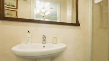 Dusche, Handtücher, Shampoo