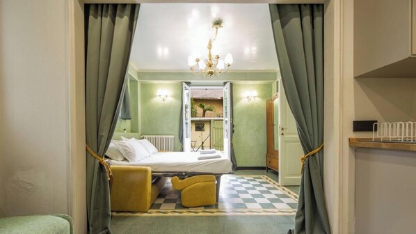 Una camera da letto con un letto, tende, un lampadario, un termosifone e un pavimento a scacchi.