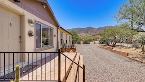 A house with a gravel driveway, a wooden fence, and a mountain in the background. - 7 Miles to Roosevelt Lake! Mtn-view Family Escape (Tonto Basin)