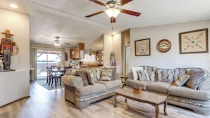 A spacious living room with a large sofa, a coffee table, and a ceiling fan. - 7 Miles to Roosevelt Lake! Mtn-view Family Escape (Tonto Basin)