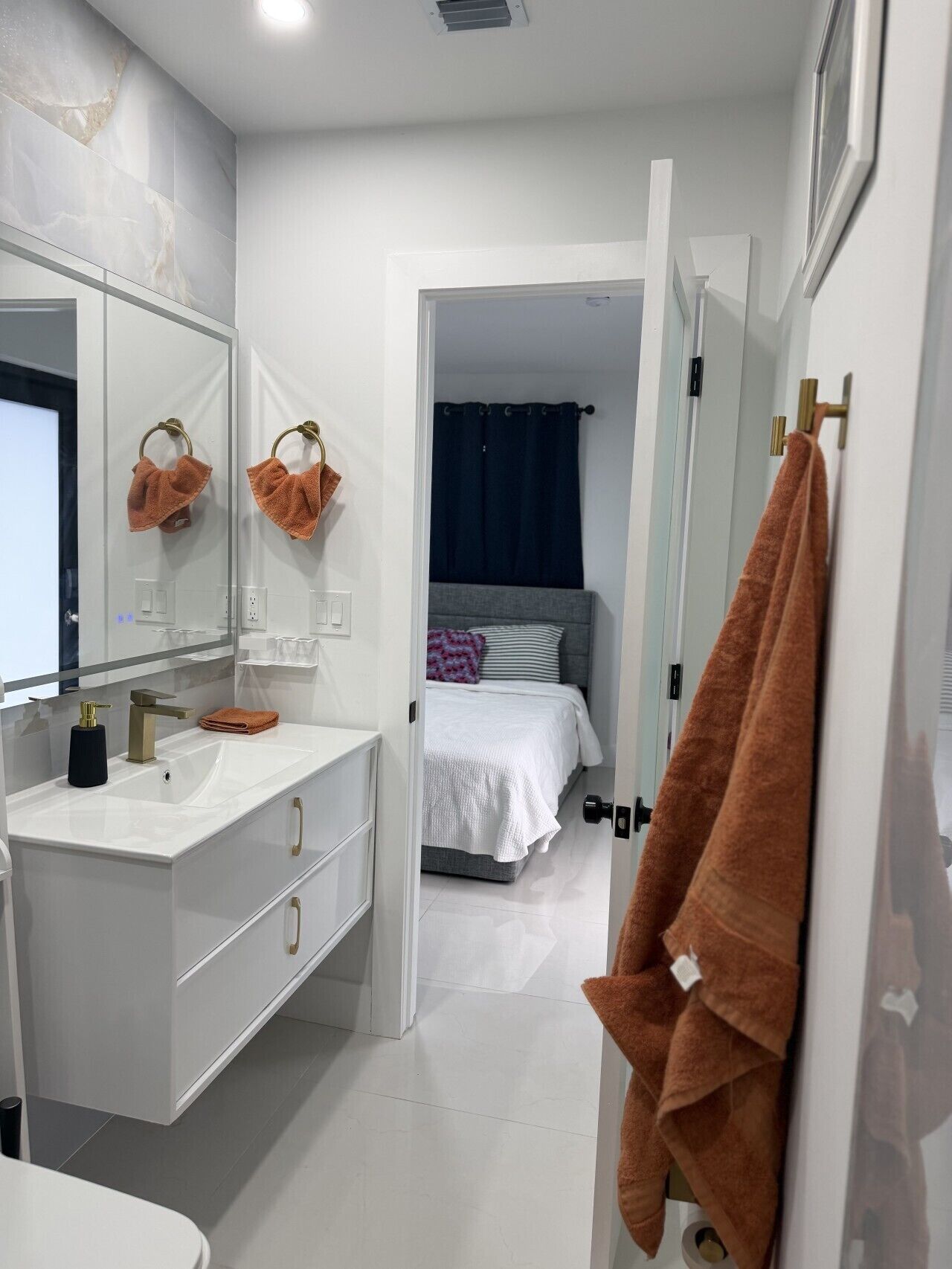 1 slaapkamer, een strijkplank/strijkijzer, wifi, beddengoed