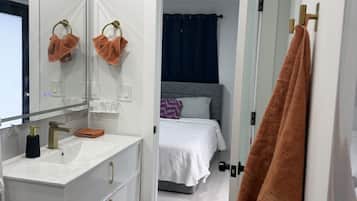 1 slaapkamer, een strijkplank/strijkijzer, wifi, beddengoed