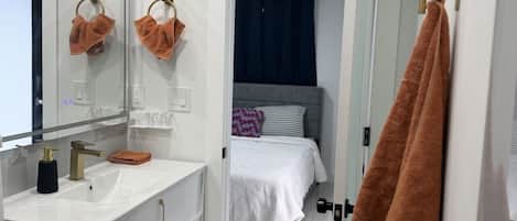 1 habitación, tabla de planchar con plancha, wifi y ropa de cama