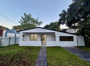 Exterior - Modern Private Room Near Wynwood & SouthBeach (Miami)
