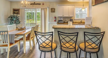 6 Mi to Dtwn Conway! Quiet Family Getaway w/ Patio