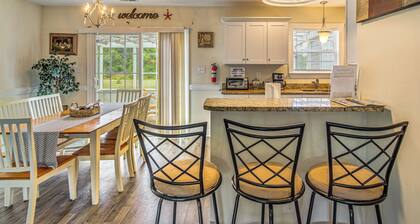 6 Mi to Dtwn Conway! Quiet Family Getaway w/ Patio
