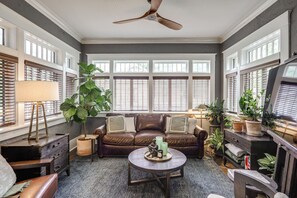House (4 Bedrooms) | Interior - Midtown Jackson - 1900 Brick Craftsman Home (Jackson)