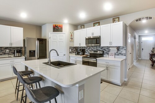 Lanai & Fenced Yard! Home 8 Mi to Charlotte Harbor