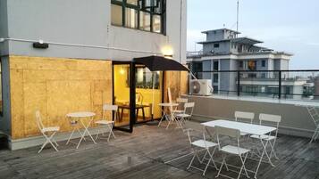 Apartment, Kitchen, City View | Outdoor dining