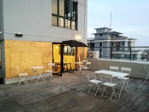 Outdoor dining - Ma Cherie Hostel (Huangpu)