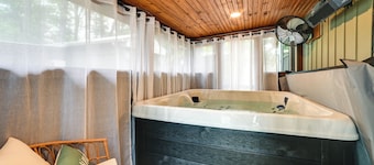 Hot Tub, Deck! Tiny Home Retreat By Kentucky Lake