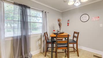 House (3 Bedrooms) | Interior