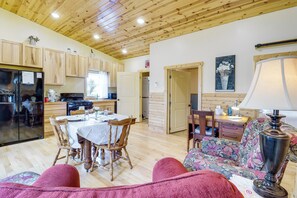 Interior - Peaceful Prairie Living! Rural Willow City Apt (Willow City)