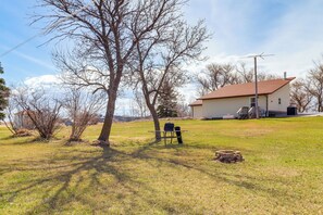 Interior - Peaceful Prairie Living! Rural Willow City Apt (Willow City)